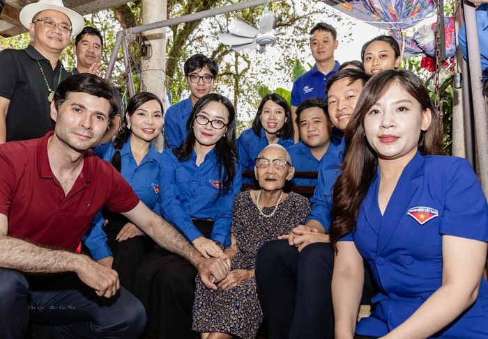 Thăm và động viên Mẹ Việt Nam Anh hùng Lê Thị Lựu ở xã Bến Quan
