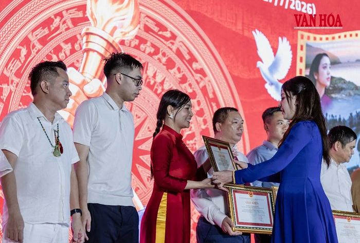 Chị Lê Minh Đức, Bí thư Đoàn Thanh niên Bộ VHTTDL trao giấy khen, vinh danh các đơn vị đồng hành cùng chương trính.