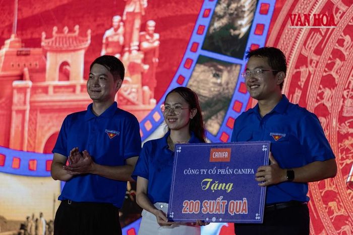 Trao tặng những suất quà ý nghĩa cho gia đình chính sách