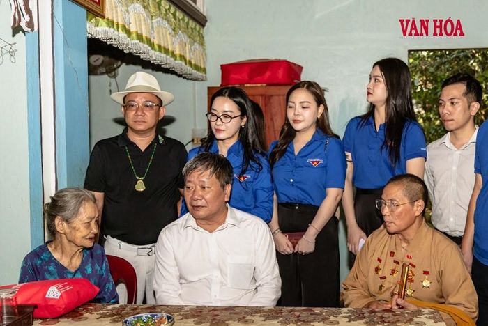 Thăm và động viên Mẹ Việt Nam Anh hùng Lê Thị Mót ở xã Cồn Tiên