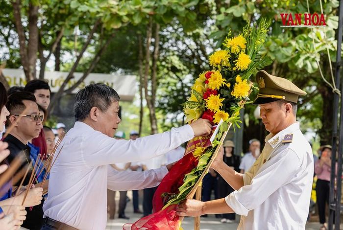 Dâng hoa tri ân các Anh hùng liệt sĩ tại Nghĩa trang Liệt sĩ Quốc gia Trường Sơn