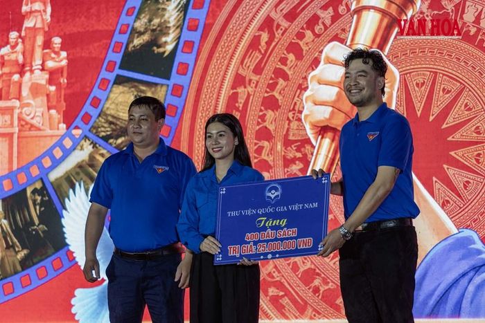 Tặng sách cho các thư viện trường học