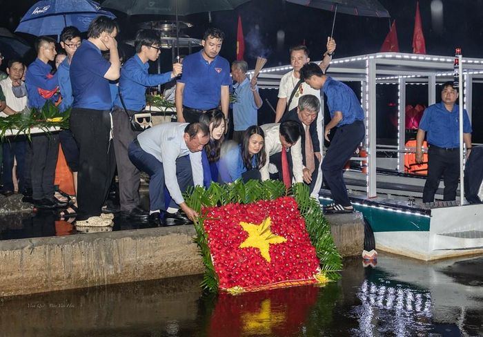 Đoàn công tác thả vòng hoa tri ân các Anh hùng liệt sĩ tại sông Thạch Hãn