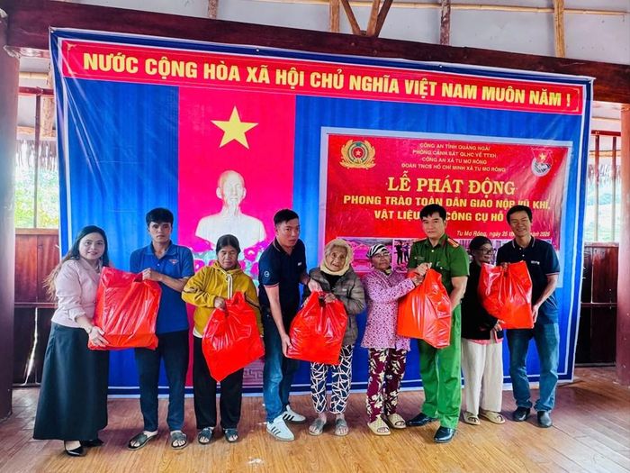 Công an xã Tu Mơ Rông trao 16 phần quà cho các gia đình có công với cách mạng ở xã Tu Mơ Rông