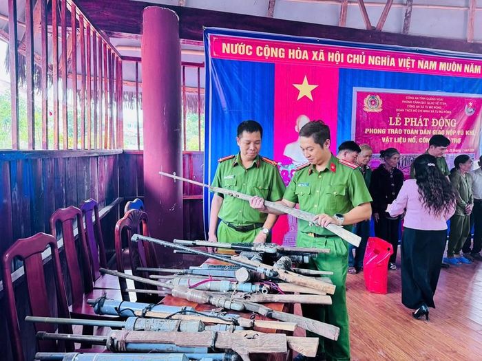 Chỉ trong buổi sáng lực lượng chức năng đã thu được 15 súng tự chế