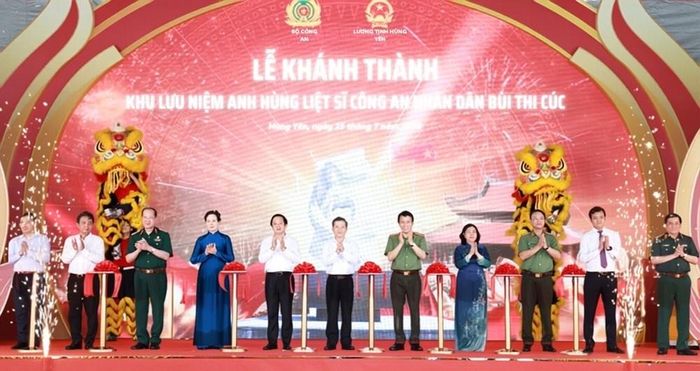 Các đại biểu cắt băng khánh thành Khu lưu niệm Anh hùng liệt sĩ CAND Bùi Thị Cúc
