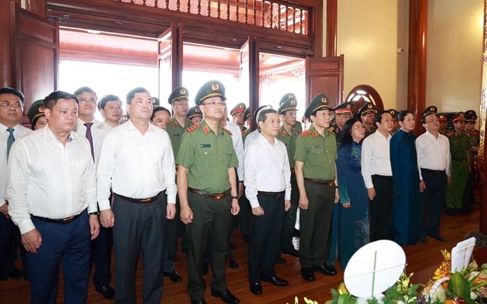Các đại biểu dâng hương tưởng niệm Anh hùng liệt sĩ CAND Bùi Thị Cúc