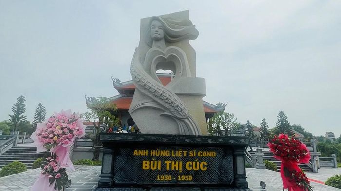 Tượng điêu khắc Anh hùng liệt sĩ Công an nhân dân Bùi Thị Cúc tại Khu lưu niệm