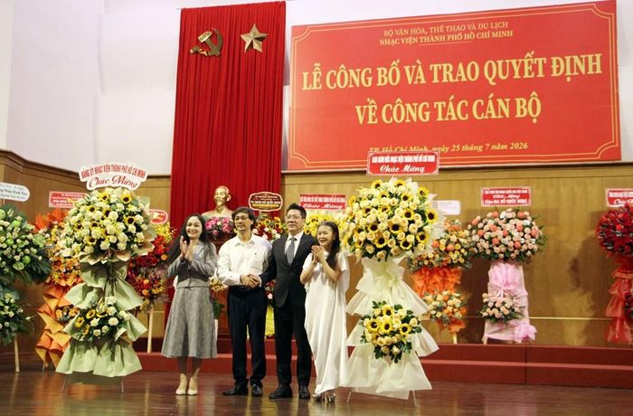 Đảng ủy, Ban Giám đốc Nhạc viện TP.HCM chúc mừng TS.NSND Đỗ Quốc Hưng