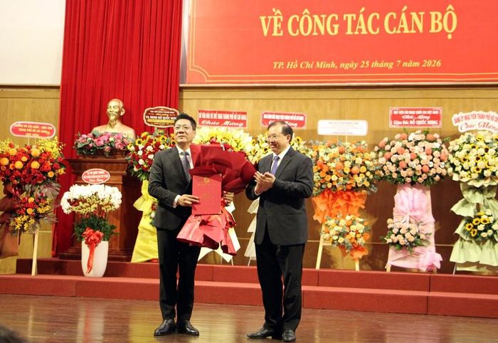 Thứ trưởng Tạ Quang Đông tặng hoa chúc mừng tân Giám đốc Nhạc viện TP.HCM