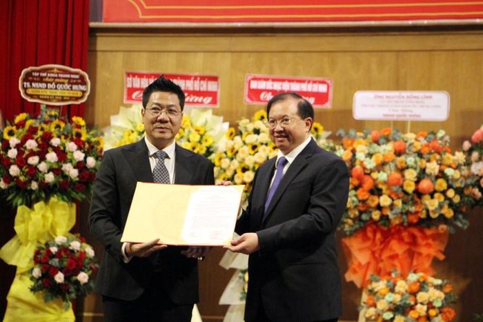Thứ trưởng Tạ Quang Đông trao quyết định điều động, bổ nhiệm TS.NSND Đỗ Quốc Hưng giữ chức Giám đốc Nhạc viện TP.HCM