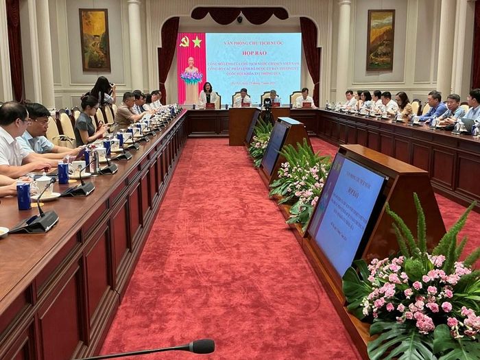 Thứ trưởng Bộ Nội vụ Nguyễn Thị Hà giới thiệu Pháp lệnh sửa đổi, bổ sung một số điều của Pháp lệnh Ưu đãi người có công với cách mạng