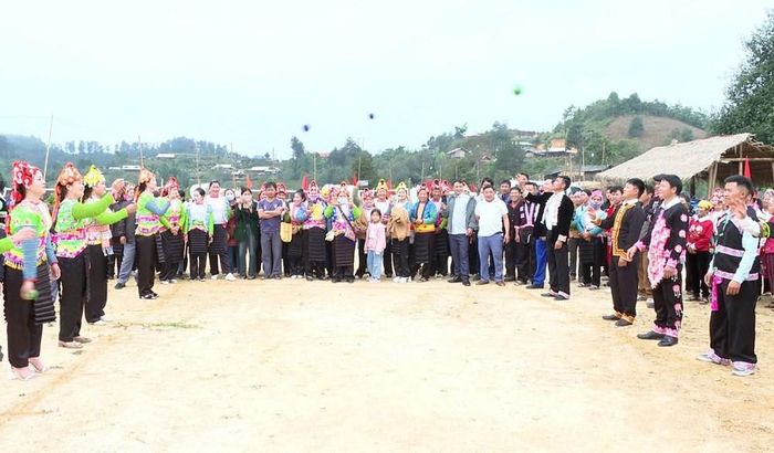 Không chỉ là nơi hội tụ sản vật vùng cao, chợ còn là không gian văn hóa Mông đặc sắc giữa mây trời