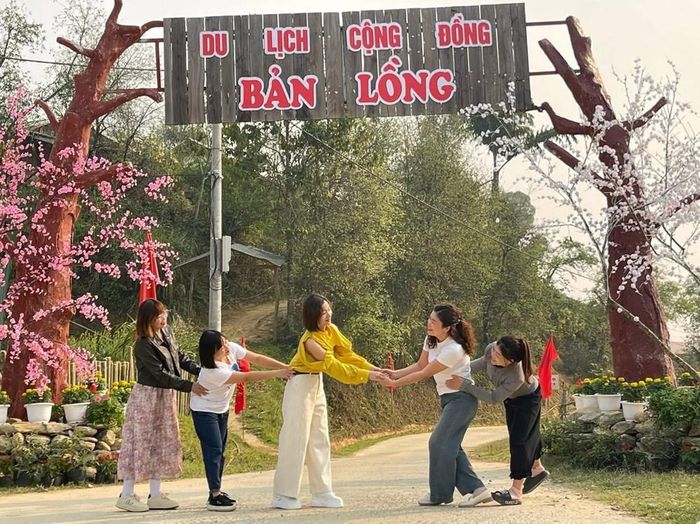 Bản Lồng đang trở thành điểm check-in hấp dẫn du khách trên đỉnh đèo Pha Đin huyền thoại