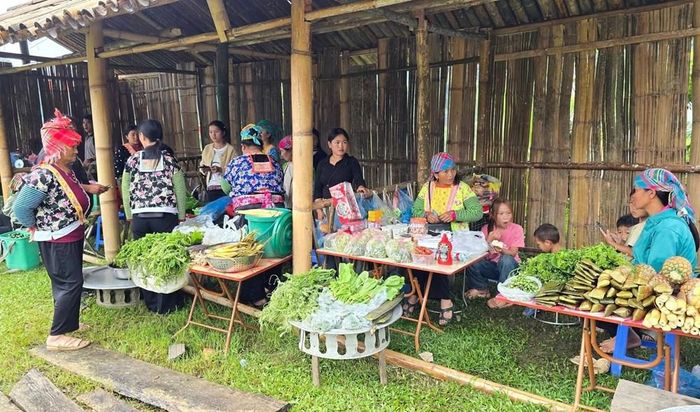 Chợ được bố trí thành các khu với đủ sản vật núi rừng mang đậm văn hóa Mông