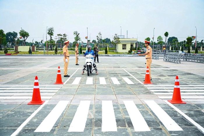 Học viên thực hành các tình huống khi điều khiển phương tiện xe mô tô