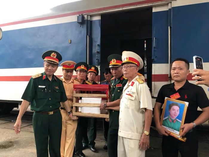 Mỗi chuyến tàu hỏa đưa các anh hùng liệt sĩ trở về là một hành trình đặc biệt