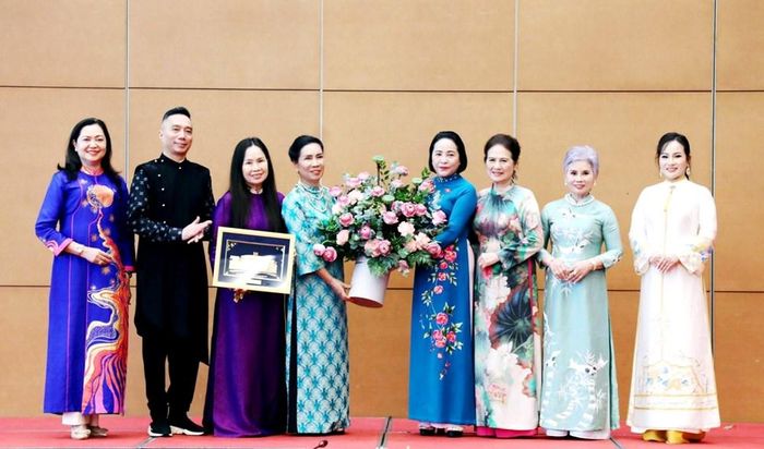 Phó Chủ tịch Quốc hội Nguyễn Thị Thanh tặng hoa chúc mừng Hiệp hội Văn hóa áo dài Việt Nam