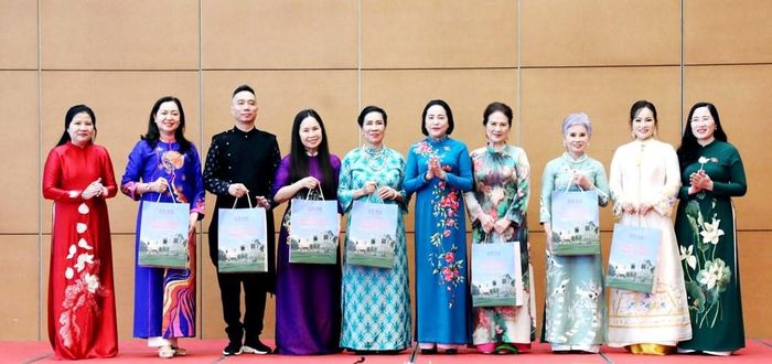 Phó Chủ tịch Quốc hội Nguyễn Thị Thanh trao quà tặng các thành viên BCH Hiệp hội Văn hóa Áo dài Việt Nam