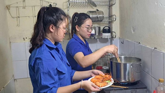 Đoàn viên, thanh niên phường Hạc Thành chuẩn bị các món ăn cho chương trình "Bữa cơm tri ân"