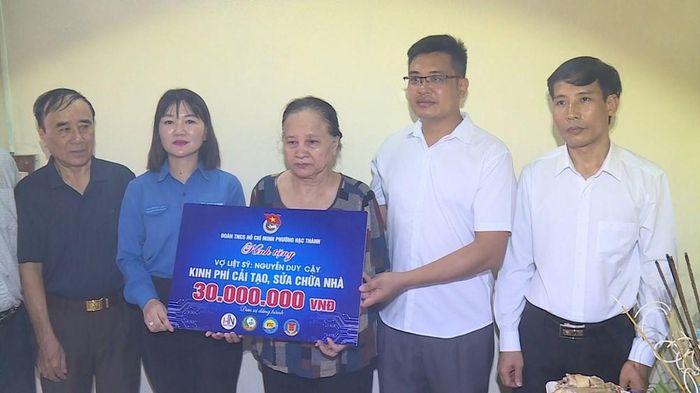 Lãnh đạo Ủy ban MTTQ phường Hạc Thành cùng Đoàn Thanh niên phường, nhà tài trợ và tổ dân phố trao kinh phí hỗ trợ 30 triệu đồng sửa chữa nhà ở cho bà Nguyễn Thị Hòa, vợ liệt sĩ Nguyễn Duy Cậy