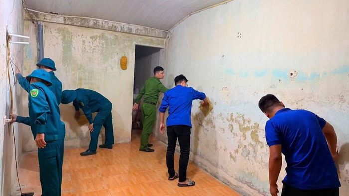 Đoàn viên, thanh niên cùng các lực lượng phường Hạc Thành sửa chữa nhà ở cho bà Nguyễn Thị Hòa, vợ liệt sĩ Nguyễn Duy Cậy