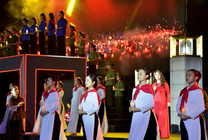 Tại điểm cầu Hà Nội, chương trình được thực hiện tại Tượng đài Bắc Sơn - nơi tưởng niệm các anh hùng liệt sĩ đã ngã xuống vì nền độc lập, tự do của Tổ quốc. Thủ đô Hà Nội cũng là nơi thể hiện quyết tâm của Đảng, Nhà nước và toàn xã hội trong việc thực hiện trách nhiệm tri ân thông qua những chủ trương, chính sách và các chương trình quốc gia, tiêu biểu là "Chiến dịch 500 ngày đêm đẩy mạnh thực hiện tìm kiếm, quy tập và xác định danh tính hài cốt liệt sĩ"