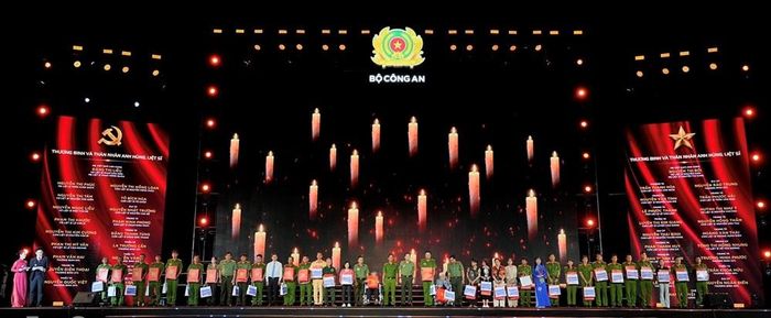 Lãnh đạo Bộ Công an trao quà tặng các thương binh và thân nhân gia đình liệt sĩ Công an nhân dân