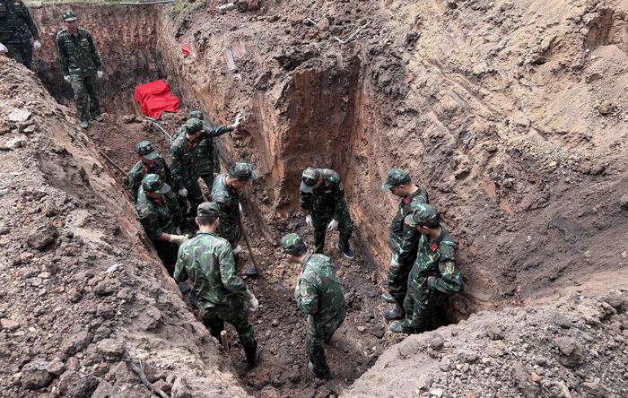 Ngày 24/7/2026, tại công viên Lê Thị Riêng, Thành phố Hồ Chí Minh, Đội Quy tập hài cốt liệt sĩ thuộc Bộ Tư lệnh Thành phố Hồ Chí Minh mở rộng thêm điểm khai quật, ban đầu đã quy tập được 1 bộ hài cốt liệt sĩ và 3 bộ hài cốt liệt sĩ tập thể cùng một số di vật. Tính đến nay, tổng số hài cốt liệt sĩ được tìm kiếm, quy tập tại công viên Lê Thị Riêng là 101 hài cốt liệt sĩ, 5 bộ hài cốt liệt sĩ tập thể và một số bộ di vật của liệt sĩ. Ảnh: TTXVN