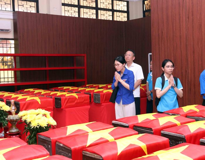 Những ngày qua, đông đảo người dân Thành phố Hồ Chí Minh đã đến công viên Lê Thị Riêng để tưởng niệm các Anh hùng liệt sĩ đã hi sinh trong Chiến dịch Mậu Thân 1968. Ảnh: Xuân Khu - TTXVN
