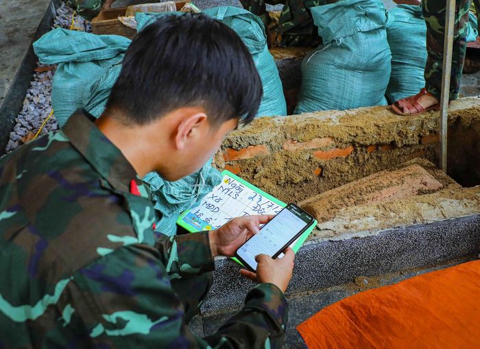 Chiến dịch 500 ngày đêm thực hiện tìm kiếm, quy tập và xác định danh tính hài cốt liệt sĩ tại Điện Biên đang được triển khai với quyết tâm cao nhằm xác định danh tính các liệt sĩ còn thiếu thông tin. Ảnh: TTXVN