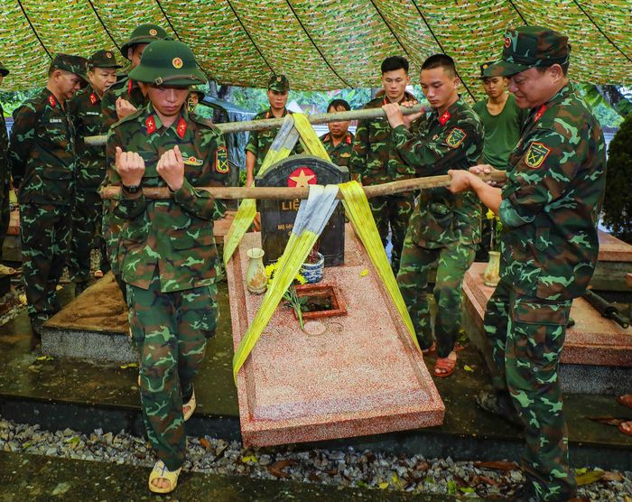 Đến nay, tại tỉnh Điện Biên, việc lấy mẫu đã hoàn thành tại 4 nghĩa trang; gần 2.000 phần mộ được khai quật, 1.822 mẫu hài cốt đã được bàn giao cho Viện Pháp y Quân đội để thực hiện công tác giám định. Với quyết tâm hoàn thành việc lấy mẫu ADN đối với 4.594 phần mộ liệt sĩ trước ngày 22/12/2026, các lực lượng đang tập trung tối đa nhân lực, triển khai đồng bộ các phần việc, bảo đảm đúng quy trình kỹ thuật và tiến độ đề ra. Ảnh: Xuân Tư - TTXVN