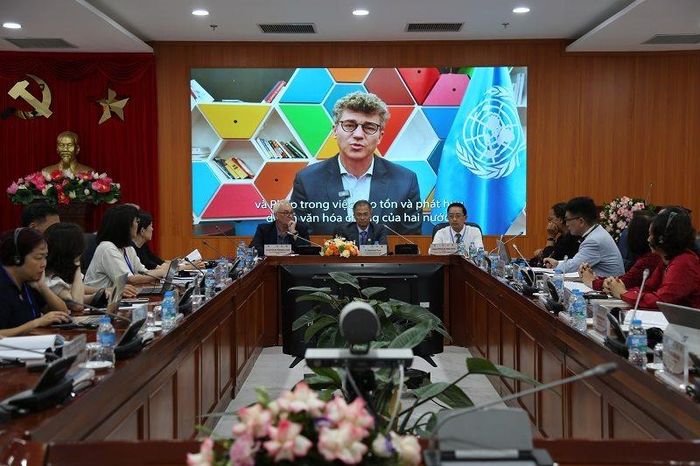 Ông Jonathan Wallace Baker - Trưởng đại diện Văn phòng UNESCO tại Hà Nội chia sẻ trực tuyến tại hội thảo. Ảnh: Viện TTKHXH