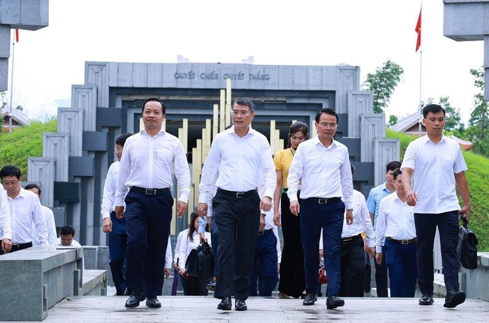 Thủ tướng Lê Minh Hưng đến dâng hương, hoa tưởng niệm các Anh hùng liệt sĩ tại Đền thờ Liệt sĩ Chiến trường Điện Biên Phủ