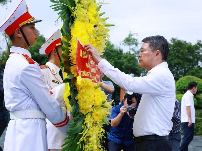 Thủ tướng Lê Minh Hưng dâng hương, hoa tưởng niệm các Anh hùng liệt sĩ tại Nghĩa trang Liệt sĩ Quốc gia A1