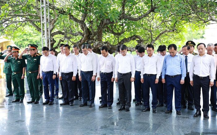 Thủ tướng Lê Minh Hưng tưởng niệm các Anh hùng liệt sĩ tại Nghĩa trang Liệt sĩ Quốc gia A1