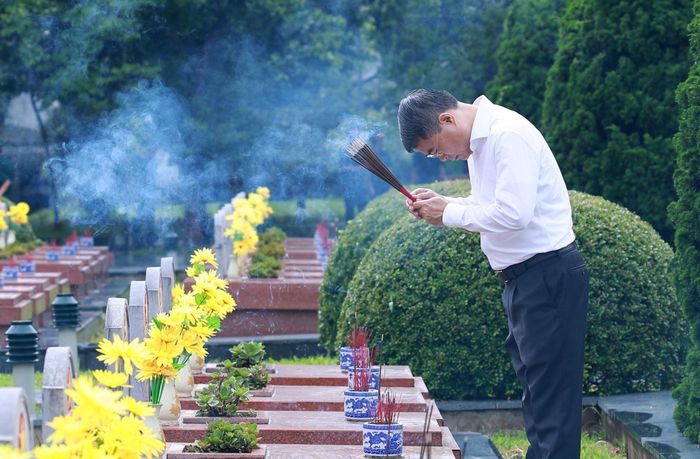 Thủ tướng Lê Minh Hưng thắp hương phần mộ Liệt sĩ tại Nghĩa trang Liệt sĩ Quốc gia A1