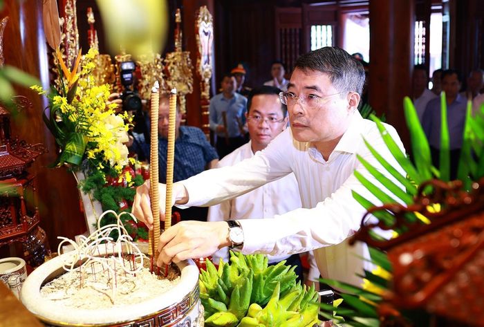 Thủ tướng Lê Minh Hưng dâng hương, hoa tại Nhà tưởng niệm Chủ tịch Hồ Chí Minh, Di tích Đồi E2