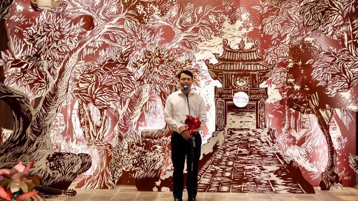  Ông Lê Xuân Kiêu ,Giám đốc Trung tâm Hoạt động Văn hóa Khoa học Văn Miếu - Quốc Tử Giám tại lễ khai mạc triển lãm "Chuyện sĩ tử". Ảnh: TTXVN 