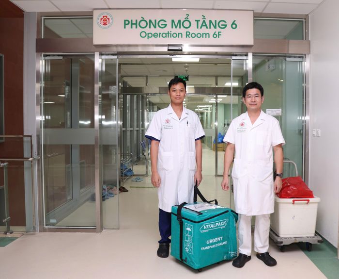 Kíp ghép gan, ghép tim nhanh chóng vận chuyển tạng hiến về Bệnh viện TƯ Quân đội 108. Ảnh: BVCC 