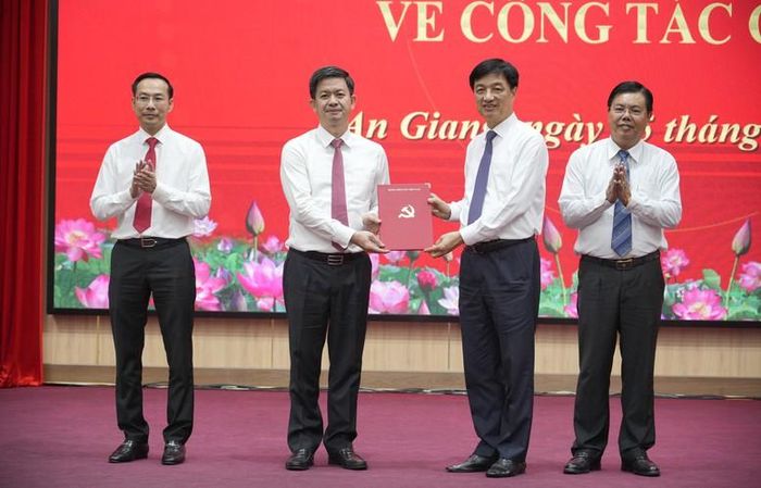 Trưởng Ban Tổ chức Trung ương Nguyễn Duy Ngọc trao Quyết định cho tân Bí thư Tỉnh ủy An Giang Lê Quang Tùng - Ảnh: VGP/LS