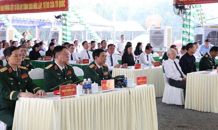 Nguyên Chủ tịch nước Nguyễn Minh Triết, Đại tướng Phan Văn Giang cùng các đại biểu tại buổi lễ - Ảnh: VGP/Nguyễn Hoàng