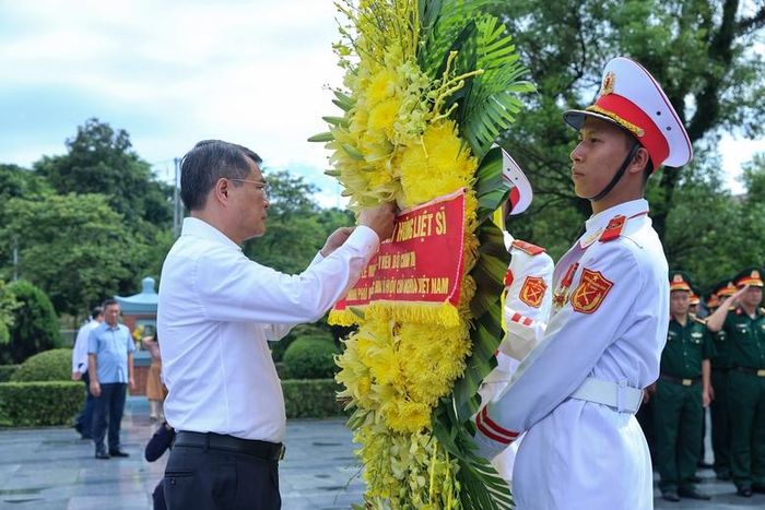 Thủ tướng Lê Minh Hưng dâng hoa tại Nghĩa trang Liệt sĩ Quốc gia A1 - Ảnh: VGP/Nhật Bắc