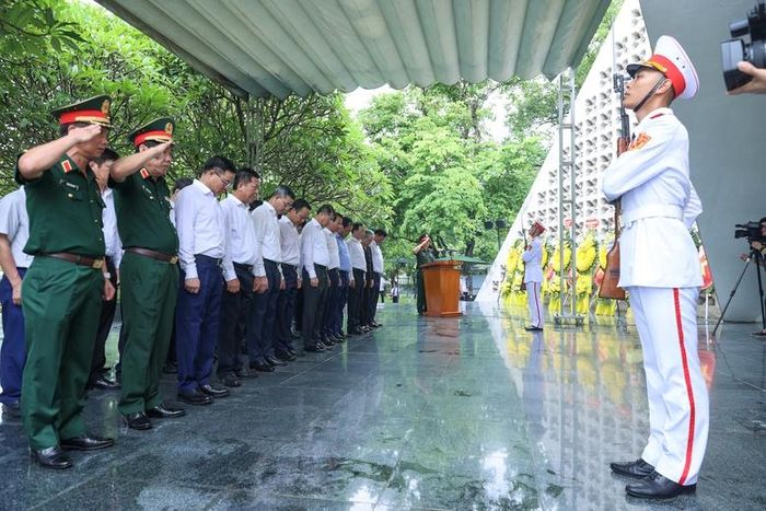 Thủ tướng Lê Minh Hưng và Đoàn công tác kính cẩn nghiêng mình tưởng nhớ cán bộ, chiến sĩ hy sinh trong Chiến dịch Điện Biên Phủ và thời kỳ kháng chiến chống Pháp tại Nghĩa trang Liệt sĩ Quốc gia A1 - Ảnh: VGP/Nhật Bắc