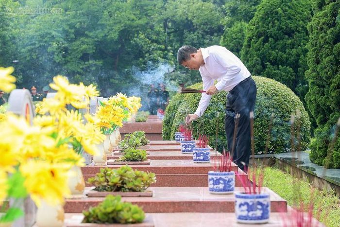 Thủ tướng Lê Minh Hưng thắp hương các phần mộ liệt sĩ tại Nghĩa trang Liệt sĩ Quốc gia A1 - Ảnh: VGP/Nhật Bắc
