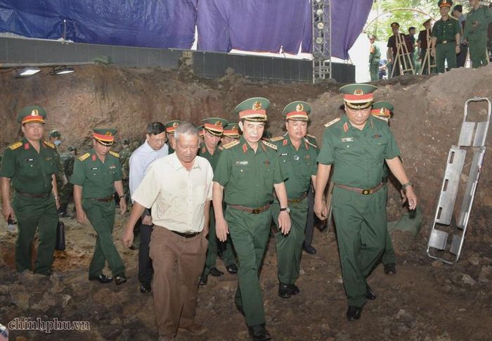 Đại tướng Phan Văn Giang và đoàn công tác đã kiểm tra hiện trường nơi đang tìm kiếm, quy tập hài cốt liệt sĩ - Ảnh: VGP/LA