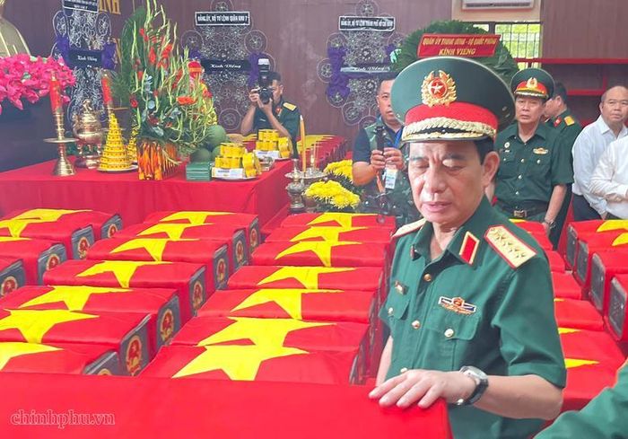 Đại tướng Phan Văn Giang dâng hương tưởng niệm các Anh hùng liệt sĩ tại Nhà quàn hài cốt liệt sĩ, công viên Lê Thị Riêng - Ảnh: VGP/LA