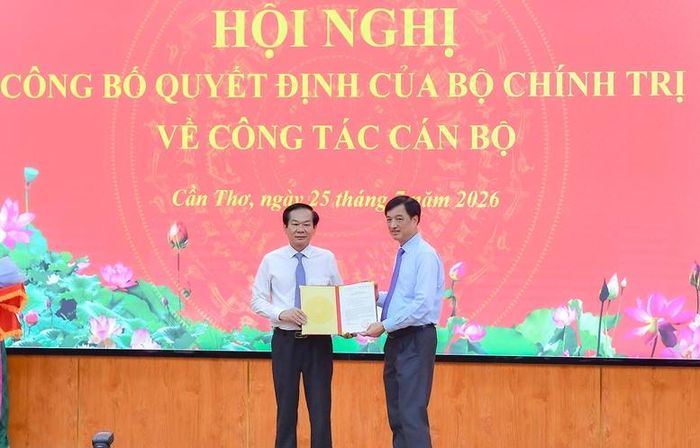 Trưởng Ban Tổ chức Trung ương Nguyễn Duy Ngọc trao Quyết định cho đồng chí Đỗ Thanh Bình - Ảnh: VGP/LS