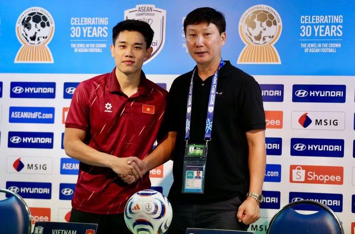 Tuyển thủ Nguyễn Đình Bắc và huấn luyện viên Kim Sang Sik tại buổi họp báo. (Ảnh: VFF)
