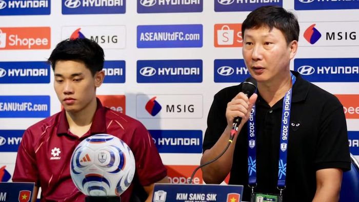 Tuyển thủ Nguyễn Đình Bắc và huấn luyện viên Kim Sang Sik tại buổi họp báo. (Ảnh: VFF)